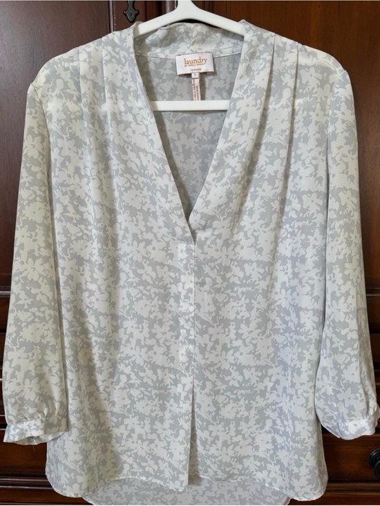 Laundry By Shelli Segal Tops - Laundry by Shelli Segal Light Grey Floral V-Neck Blouse Small